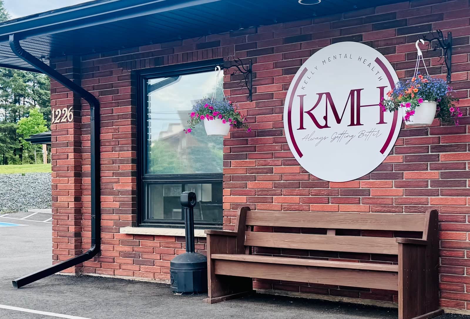The bench and Kelly Mental Health sign outside The Cottage on Dawson